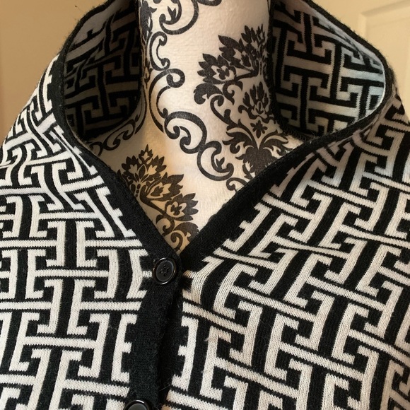 Women’s Black and white reversible geometric cape, size M - Picture 2 of 4